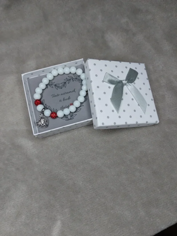 Skleněný náramek s přívěskem z chirurgické oceli - Barva: BÍLÁ - RŮŽOVÁ, Přívěšek: Srdce