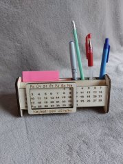 Stojánek na psací potřeby s nekonečným kalendářem
