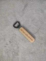 Gravírovaný otvírák na pivo z bukového dřeva na přání