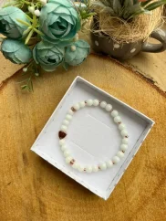 Drobný náramek se srdíčkem z korálků