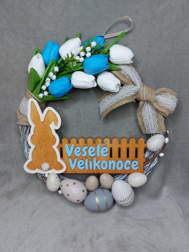 Dřevěná velikonoční dekorace – zajíc s plotem