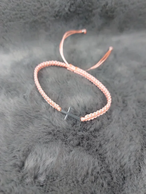 Pletený náramek s křížkem z chirurgické oceli