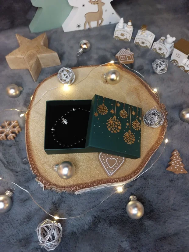 Drobný náramek s andílkem ze skleněných korálků