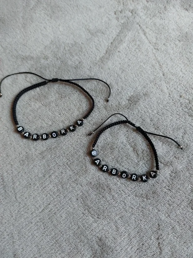 Pletený náramek se jménem