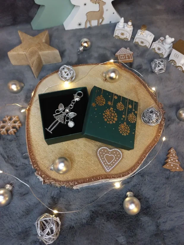 Klíčenka kovová Víla s barevným korálkem | Třpytivý dárek s kouzlem