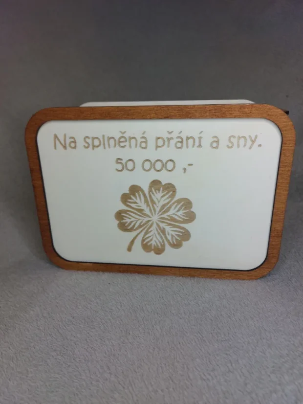 Dřevěná kasička „Rozbij a splň si sen“ -   šetři personalizovaně a s úsměvem - Lazura: Ořech, Obrázek na kasičce: Prasátko