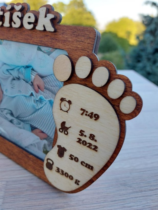 Dřevěný rámeček na fotku miminka s údaji o narození