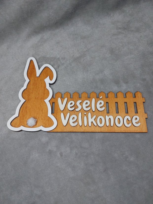 Dřevěná velikonoční dekorace – zajíc s plotem