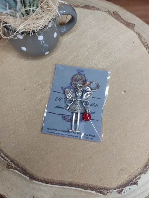 Klíčenka kovová Víla s barevným korálkem | Třpytivý dárek s kouzlem