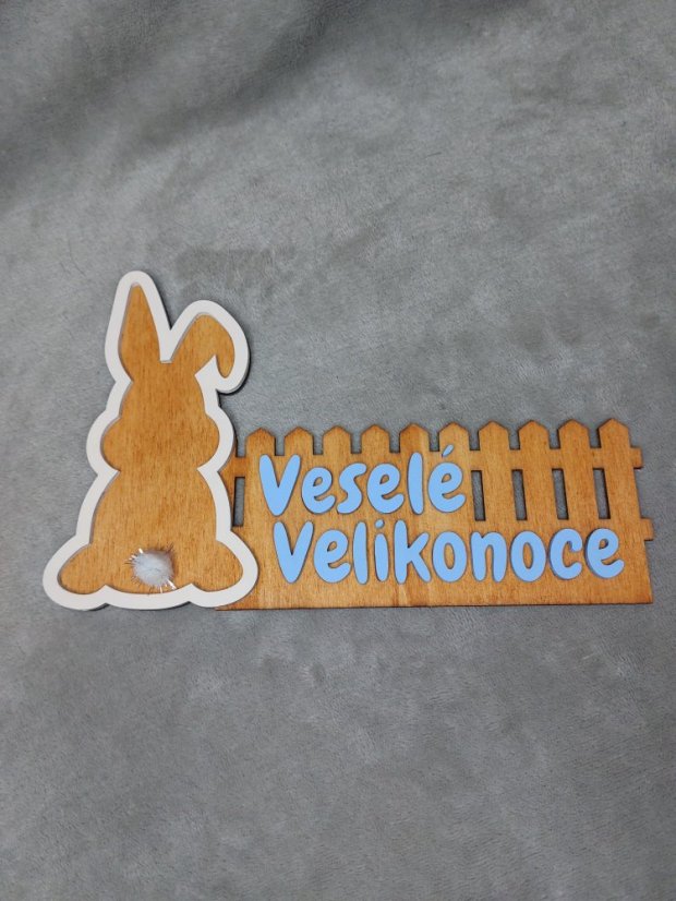 Dřevěná velikonoční dekorace – zajíc s plotem