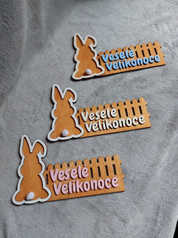Dřevěná velikonoční dekorace – zajíc s plotem