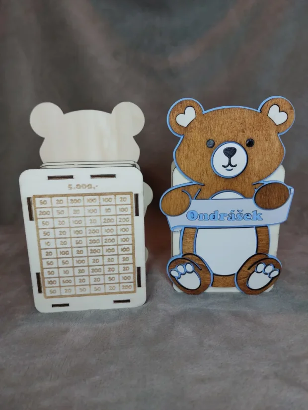 Dětská dřevěná pokladnička se jménem ve tvaru medvídka
