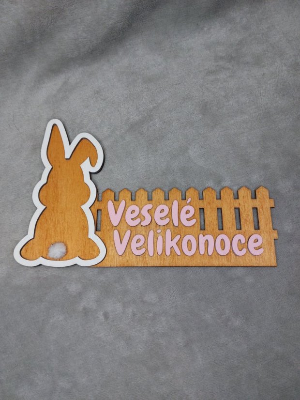 Dřevěná velikonoční dekorace – zajíc s plotem