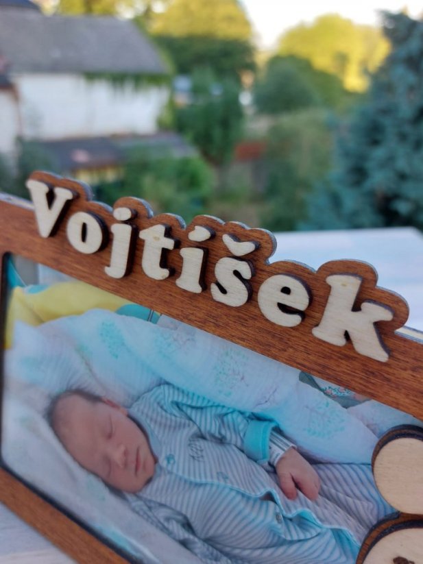 Dřevěný rámeček na fotku miminka s údaji o narození