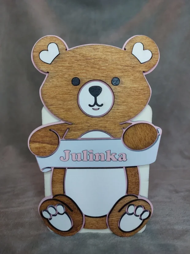 Dětská dřevěná pokladnička se jménem ve tvaru medvídka