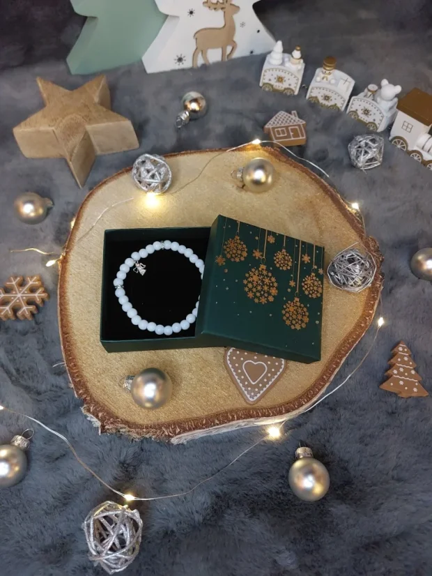 Drobný náramek s andílkem ze skleněných korálků