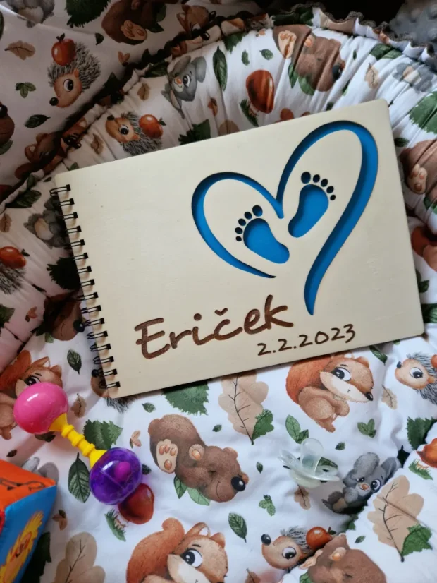 Dětské dřevěné fotoalbum se jménem | Pokladnice vzpomínek miminka - Album barvy čtvrtrky: Zelená