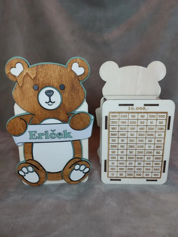Dětská dřevěná pokladnička se jménem ve tvaru medvídka