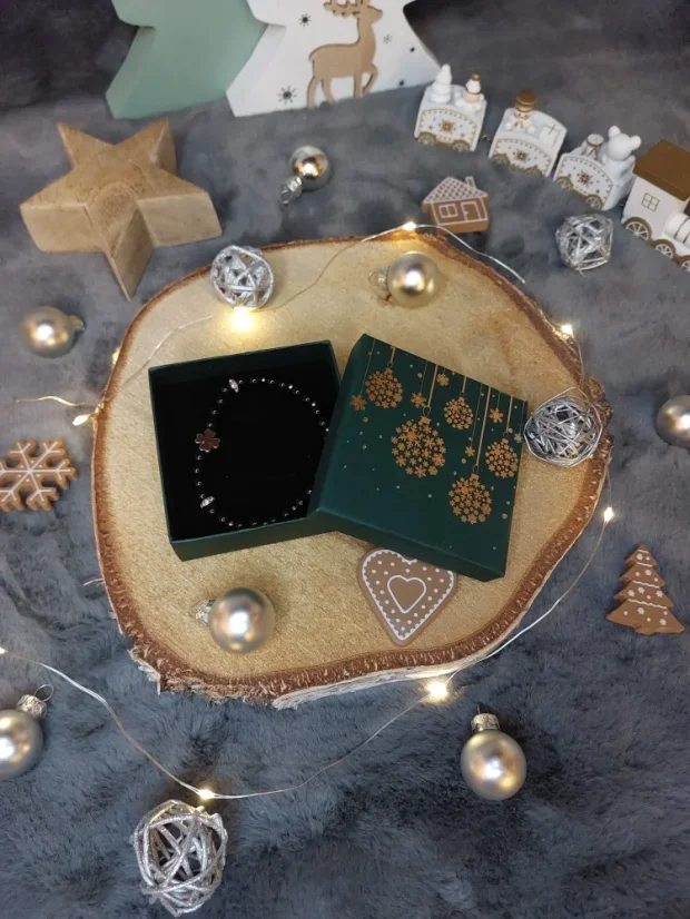 Drobný náramek se čtyřlístkem ze skleněných korálků