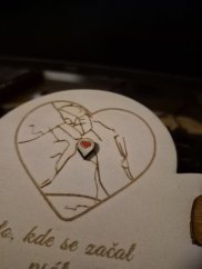 Srdcová dřevěná dekorace zamilovaný pár se stromem - Mapa