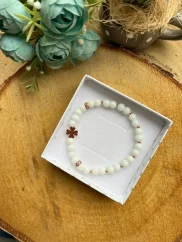 Drobný náramek se čtyřlístkem ze skleněných korálků