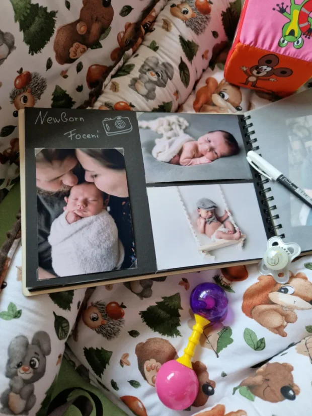 Dětské dřevěné fotoalbum se jménem | Pokladnice vzpomínek miminka - Album barvy čtvrtrky: Zelená