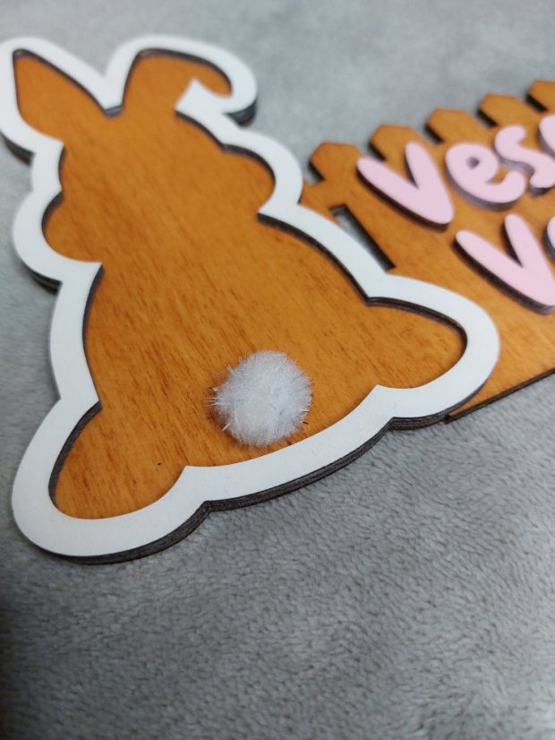 Dřevěná velikonoční dekorace – zajíc s plotem