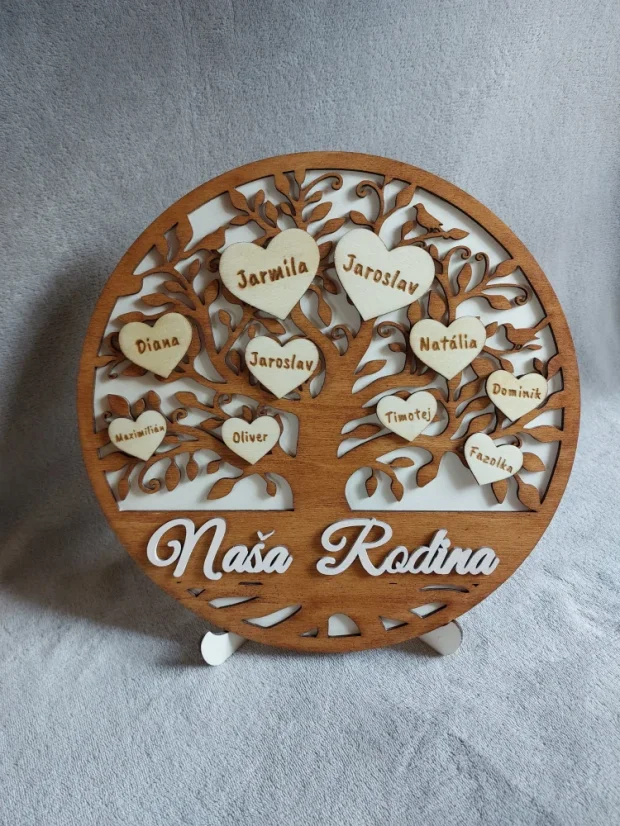 Dřevěný kruhový rodinný strom se jmény