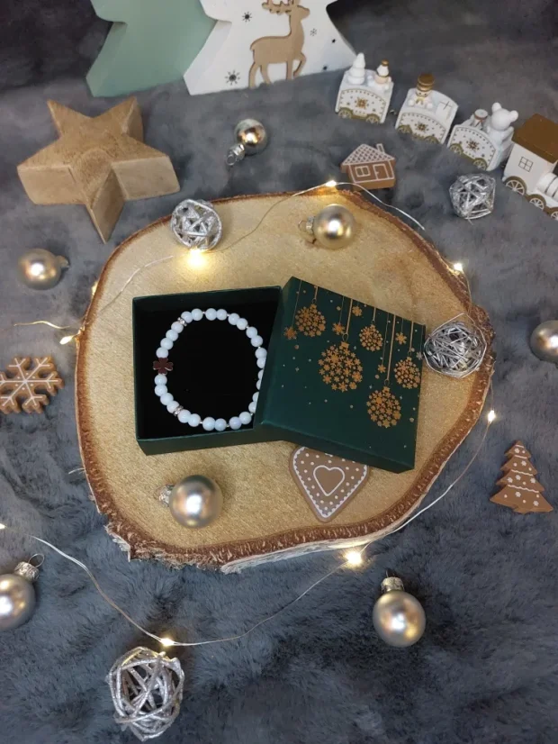 Drobný náramek se čtyřlístkem ze skleněných korálků