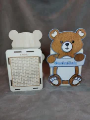 Dětská dřevěná pokladnička se jménem ve tvaru medvídka