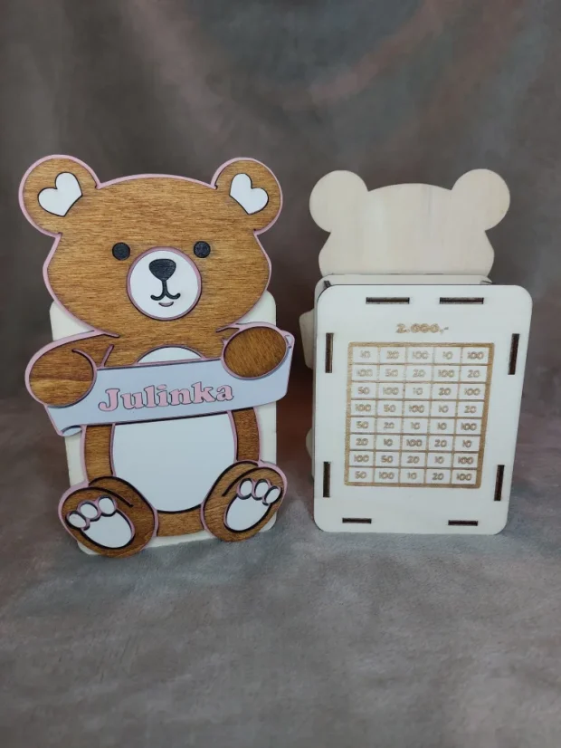 Dětská dřevěná pokladnička se jménem ve tvaru medvídka