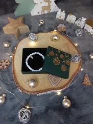 Drobný náramek s andílkem ze skleněných korálků