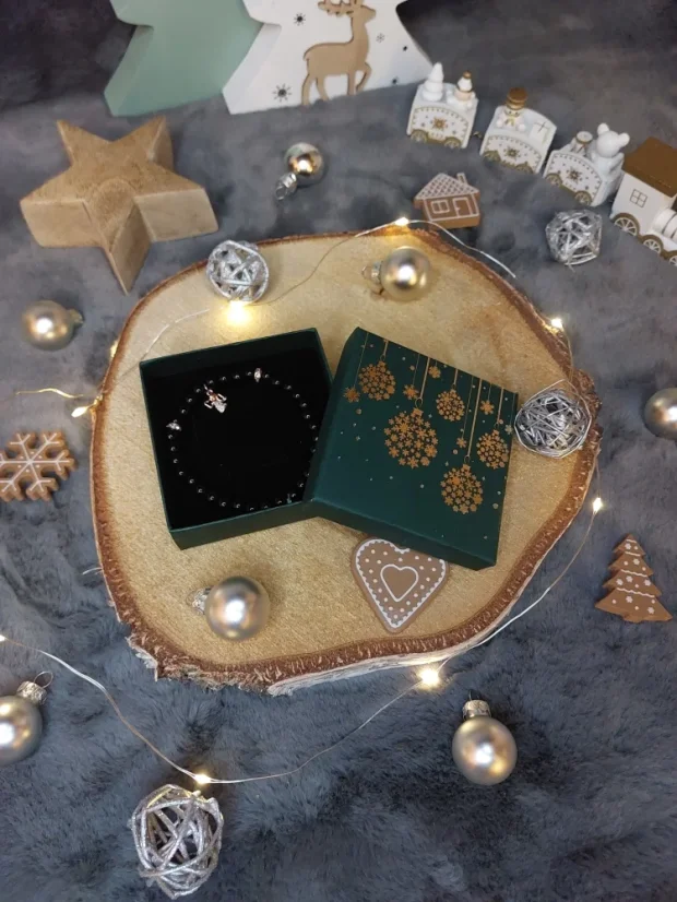 Drobný náramek s andílkem ze skleněných korálků