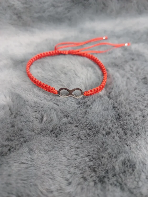 Pletený náramek s nekonečnem z chirurgické oceli