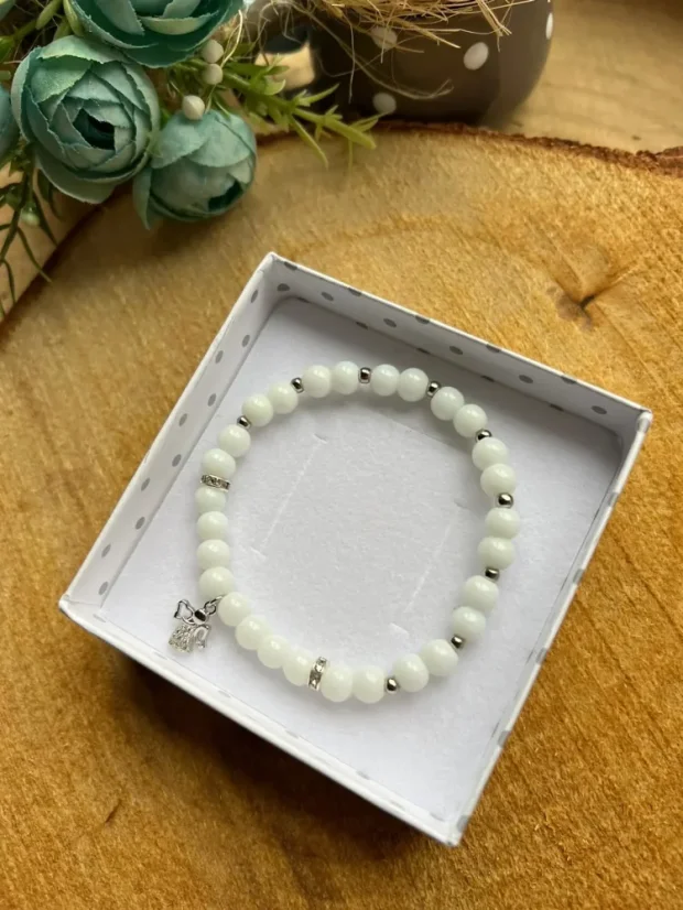 Drobný náramek s andílkem ze skleněných korálků