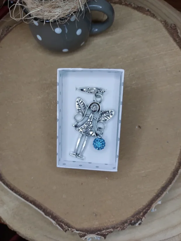 Klíčenka kovová Víla s barevným korálkem | Třpytivý dárek s kouzlem