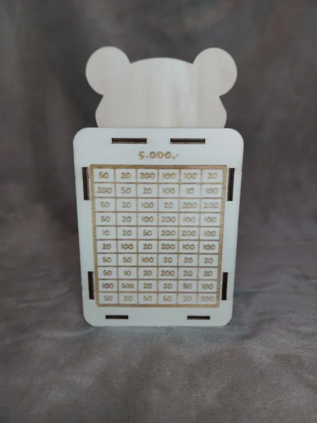 Dětská dřevěná pokladnička se jménem ve tvaru medvídka