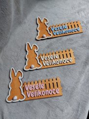 Dřevěná velikonoční dekorace – zajíc s plotem
