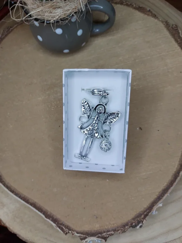 Klíčenka kovová Víla s barevným korálkem | Třpytivý dárek s kouzlem