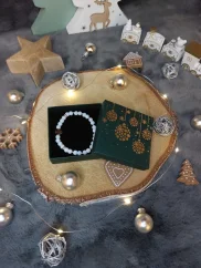 Drobný náramek se čtyřlístkem ze skleněných korálků