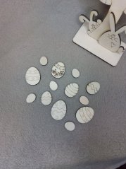 Dřevěná velikonoční dekorace k vybarvení – strom s vajíčky a zajíci