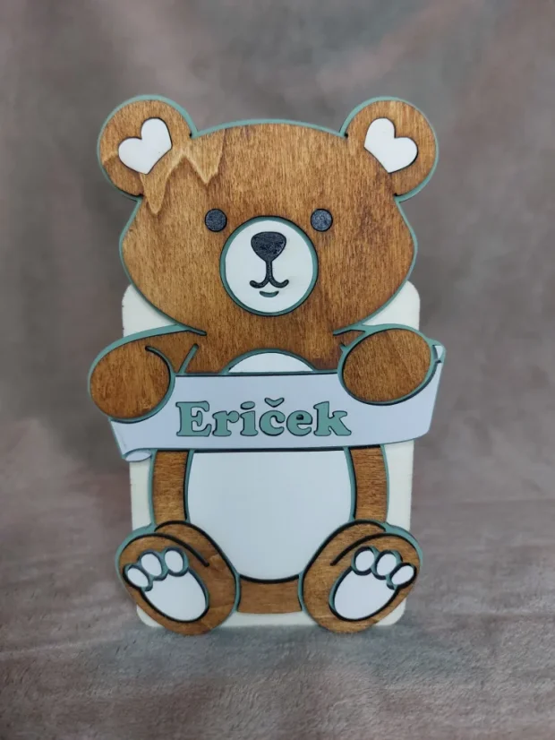 Dětská dřevěná pokladnička se jménem ve tvaru medvídka
