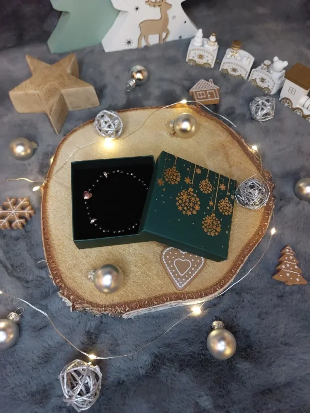 Drobný náramek se srdíčkem z korálků